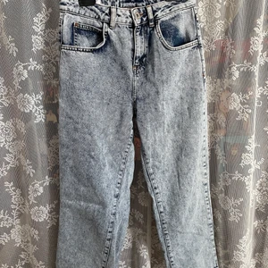 Jeeparna från Collusion  - Jeans i bra skick i modellen straight och petite. Köpta second hand men i fint skick. Katt i hemmet. Köparen står för frakten. 