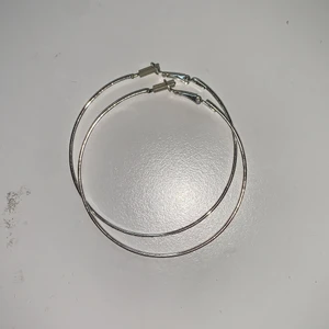 hoop earrings - hoops, ej äkta silver! tecken på användning men inte trasiga. skriv för frågor!  
