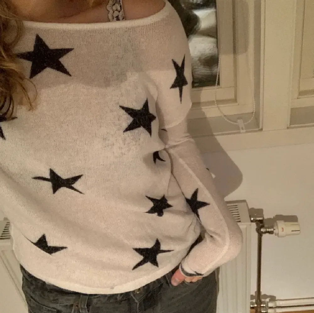 En vit tröja med svarta stjärnor. Lånad bild i början!. Tröjor & Koftor.
