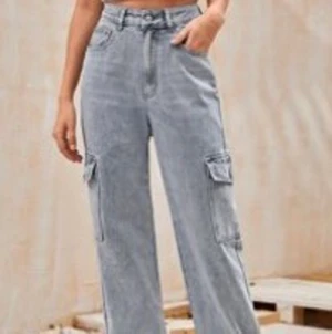 Vida jeans med sidofickor - Jeans från SHEIN. Fickor på bägge sidor.  Pris: 89kr + frakt:) (posted 14/09/22) 