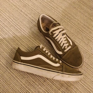 Vans Oldskool  - Gröna Vans Oldskool. Änvand 4 gånger, är i bra form. Saljer för 400. 