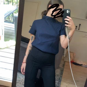 2NDDAY - Kortärmad tröja med krage från 2NDDAY. Använt fåtal gånger så tröjan är i bra skick!  Vet inte riktigt storlek men skulle tro runt small. Köpt för ca 1000kr