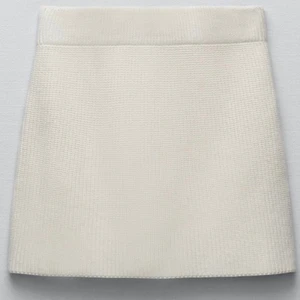 zara kjol - säljer denna super fina stickade kjolen ifrån zara! använd 1 gång! kan ta egna bilder om de önskas!🤍🤍