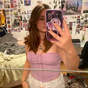 Babylila slapp corsett - Finaste babylila corsetten! Beskriver den som ”slapp” eftersom det i princip är ett vanligt linje, med designen av corsett. Den är tyvärr lite för stor för mig, vid bysten. Tänker att någon med störra C kupa eller kanske till & med D skulle fungera bättre