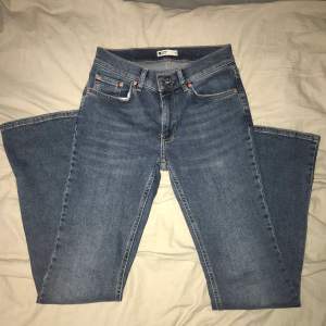 Low waisted jeans från Ginatrico. Köpta för 499kr och har inte använt dom så många gånger. Det är storlek 36 och dom är bootcut. pris kan diskuteras och kan antingen mötas eller frakta. Hör av er vid frågor eller bilder!!🤍