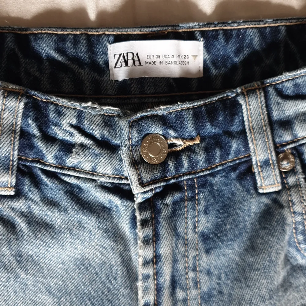 I wore them twice and I am selling them because they are too tight for my waist. If you need more pictures or have any questions, contact me :). Jeans & Byxor.