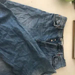 Super fina jeans från Zara! Modell: The Boo Full Length. 💗 De är lite långa för långa för mig, samt aningen stora i midjan. Är 163 och har 36/ S.   De är lite slitna längst ner, men förutom det i gott skick!  Köparen står för frakt! 