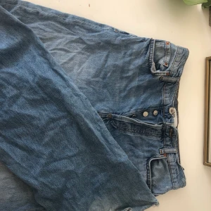 Zara jeans, storlek 38.  - Super fina jeans från Zara! Modell: The Boo Full Length. 💗 De är lite långa för långa för mig, samt aningen stora i midjan. Är 163 och har 36/ S.   De är lite slitna längst ner, men förutom det i gott skick!  Köparen står för frakt! 