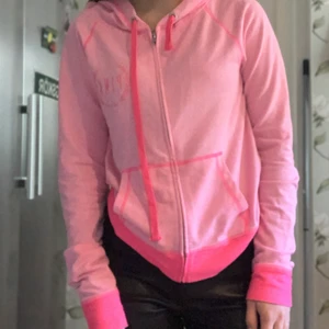 Kofta, zipup från pink - Otroligt fin kofta/zipup från pink, framförallt märkbart nopprig vid midjebandet samt det mörkrosa vid händerna. Supergosig, klar favorit! Kan absolut skicka fler bilder och är öppen för prisförslag💕