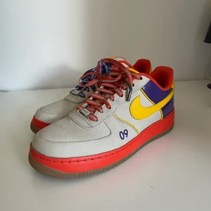 Nike Air Force 1 Supreme All Star '08 TZ - Helt oanvända nike air force 1 från 2009. Köpte för två år sedan men aldrig använt. Kartong, ärlighets certifikat och extra skosnören finns. Priset på StockX är $423!  Vid en snabb affär kan jag tänka mig diskutera pris och bjuda på spårbar frakt!