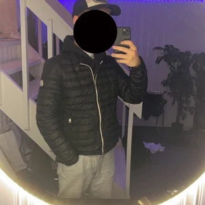 Moncler Jacka - Säljer den för jag rensar ur garderoben, skriv gärna för mer info eller fler bilder😊 Storlek 1/S