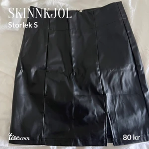 Skinnkjol - Skitsnygg skinnkjol med slits samt dragkedja bak i ryggen. Storlek S, 80:-