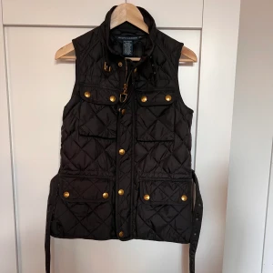 Ralph lauren väst - En svart väst från Ralph Lauren som är perfekt nu mot hösten. Den är i strl S men skulle säga mer åt XS. Den är i nyskick. Om intresserad och du vill ha fler bilder så fixar vi det! 