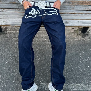 Intressekoll BBC jeans - Ett par feta BBC jeans i grymt skick. Osäker på o sälja men släpper dem för tillräckligt bra bud. Skriv gärna vid fler frågor/bilder.
