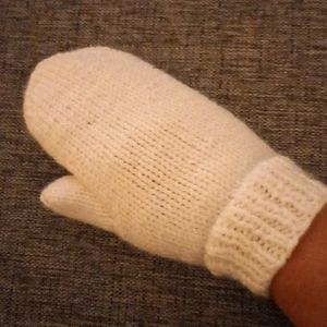 Nya vita vantar stl XS-M - Nu finns ett par kritvita snygga tumvantar tillgängliga! Stickade i ett garn som är varmt och skönt, men inte stickigt. Kan tvättas i 40 grader. Pris 104 kr, 130 kr inkl. frakt med vanligt brev. Lite dyrare vid spårbar frakt. 