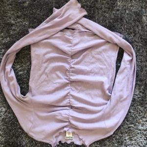 Söt Lila tröja - Jätte fin lila tröja från monki, beställde på Zalando och storleken passade inte. Köparen står för frakten.💕   