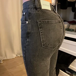 Jeans med slits  - Gråa jeans med slits från pullandbear kontakta för pris🤗
