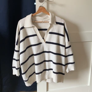 Blå och vit Tröja - H&M - As new - never wear Size XL - H&M New price : 399sek