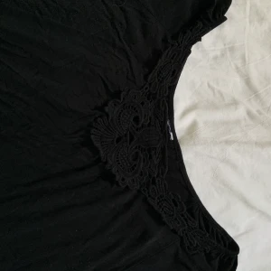 Svart blus - Jättejättefin svart blus med fin ”hals”. Aldrig använd. Passar på alla storlekar mellan xs-L beroende på hur man vill att den ska sitta. 