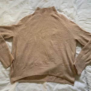 Stickad tröja - Jättefin beige / babyrosa stickad tröja med hög krage. Använd många gånger