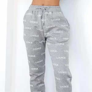 Mjukis Lounge - Supersköna figursydda mjukis från underklädesmärket Lounge. Högmidjade. Fickor på sidorna samt en baktill. Mudd nertill. Sitter som en smäck. Mycket fint skick då dom är i god kvalitét! 