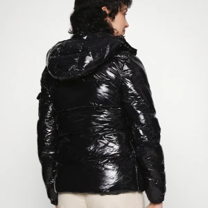 Lackjacka  - Jacka från Zalando, köpt förra vintern men inte mkt använd. Strl M men passar mig bra som vanligtvis har S. 