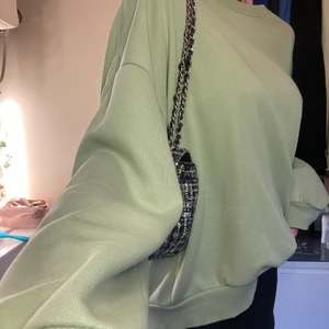 Två sweatshirts - Säljer dessa sweatshirts båda e likadana bara olika färger. En för 100 💗 gröna e såld ‼️‼️