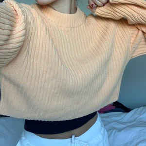 Tunnstickat sweater - En orange ribbstolar tröja från hm med breda ärmar vilket är superfint! Boccia passform, använd 1 gång🧡 storlek s. Frakt tillkommer