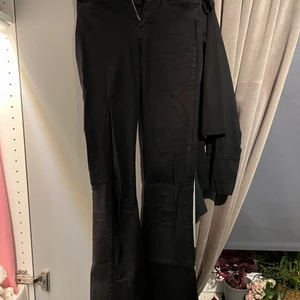 Bootcut jeans - Svarta Bootcut jeans från Gina Tricot. Kan skicka fler bilder vid intresse😊