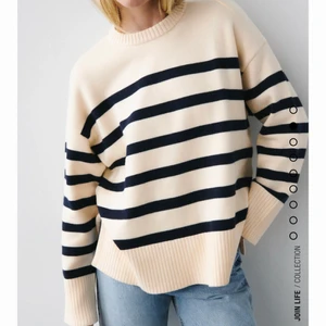 Zara - En tjock och finsnickare randig tröja från zara. Har inte använt den så mycket och därför säljs den🫶🏼