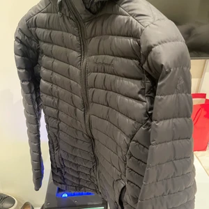 Peakperformance frost down jacket  - Säljer nu min fina peakperformance som nästan aldrig har använts, den har enbart legat i min garderob. Jackan är i väldigt gott skick utan några märken eller skador. Priset är inte hugget i sten så kom gärna med prisförslag. Hör av dig vid minsta fråga.