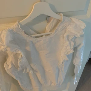 Volang blus från Lindex  - Vacker blus till vardag men även lite uppklädd. 
