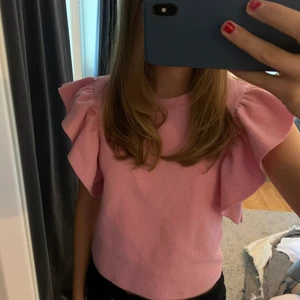 Gullig rosa topp från zara - Säljer denna söta topp från zara då den inte kommer till användning längre💗är väldigt använd men ändå helt okej skick