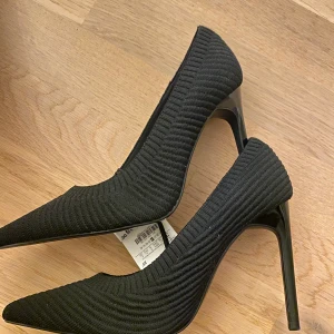 Svarta klackskor - Säljer dessa helt oanvända svarta klackskor som jag tyvärr inte fick användning av. Köpte för 400 men säljer för 250 kr! 