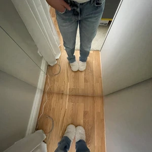 Jeans - Ett par jättefina jeans ifrån zara! Modellen är straight och dem är i storlek 34💘