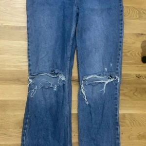 Jeans med slits - Säljer dem här fina jeansen som tyvärr är för små för mig, storleken är S. Jätte fin och bra kvalitet ❤️ priset går att diskutera. Passar också M