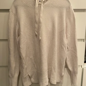 Stickad hoddie - En stickad hoddie, storlek L.