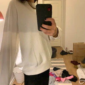 Sweatshirt h&m vit - En sweatshirt från h&m. Varm och skön inne men gillar inte modellen på den. Har använts bara 2 ggr så rätt så ny. 
