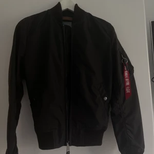 Alpha Industries - Säljer nu min bomberjacka från Alpha Industries Jackan är i väldigt fint skick, använd fåtal gånger. Storlek XS Nypris 2000kr Säljes för 400kr eller bud med rätt att neka.