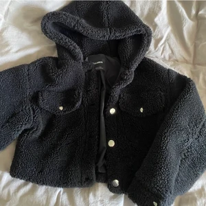 Fluffig Teddy jacka - superfin mjuk teddyjacka från pull&bear med en stor mysig luva❤️sparsamt använd och i bra skick!