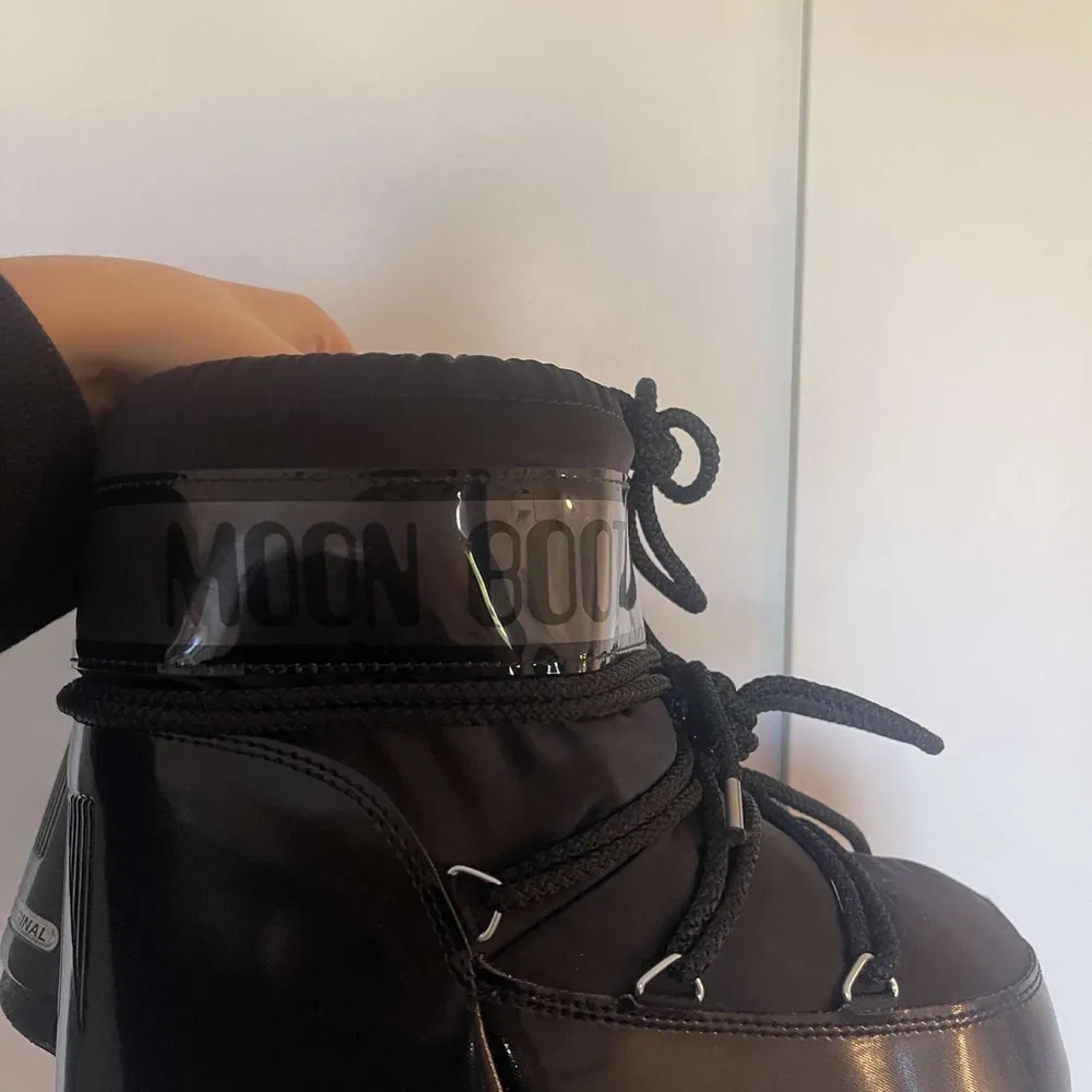 Intressekoll på ett par svarta moonboots i nyskick. Storleken är 39-41 med påsen de kom köpta i. 🥰 Skriv för fler bilder!. Skor.