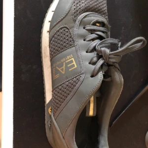 Armani skor - Säljer mina Armani skor för 800 på grund av att de är små och de är i bra skick