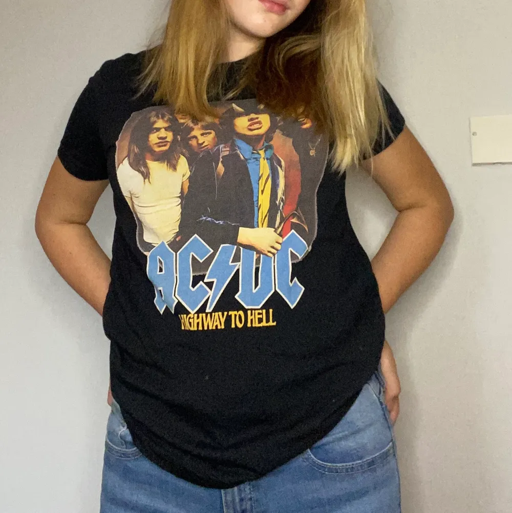 En t-shirt från ACDC. Aldrig använd. Den är ganska stor för sin storlek så man kan ha den länge.. T-shirts.