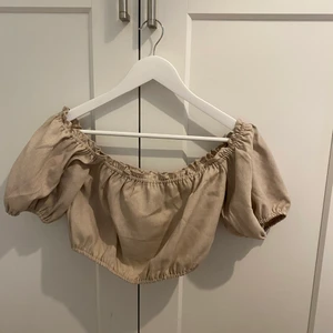 Blus🤎 - Säljer en jättesöt beige blus från NA-KD, köpt från sellpy men aldrig använd🤎 jättefint skick, som ny. Skriv för frågor eller funderingar!💗