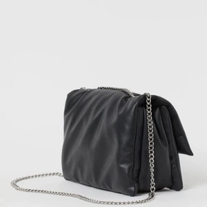 Svart väska  - Detta är en super fin populär handväska från h&m. Den är i bra skick och stor så det får plats mycket i. Köpte för 400kr och säljer pga att jag köpt en ny och använder då inte denna.