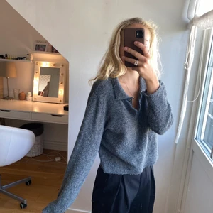 Stickad tröja - Grå tunnt stickad tröja från Zara med knappar och krage. Storlek M men passar mer en S.  Kan mötas upp i Göteborg annars står köpare för frakt. 