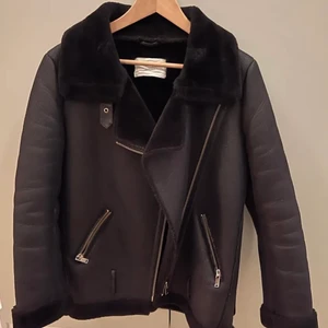 Zara jacka - Sjukt snygg höst/vinter jacka, köpt på zara förra året men knappt kommit till användning därav fint skick!💕