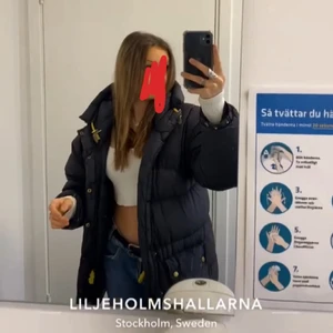 Fjällräven jacka  - Säljer min superfina svarta fjällräven jacka modell expedition down. Jättefint skick men saknar dock ena snöret längst ner. Använd ca 3 månader, sälje för 3500 men kan sälja billigare vid snabb affär