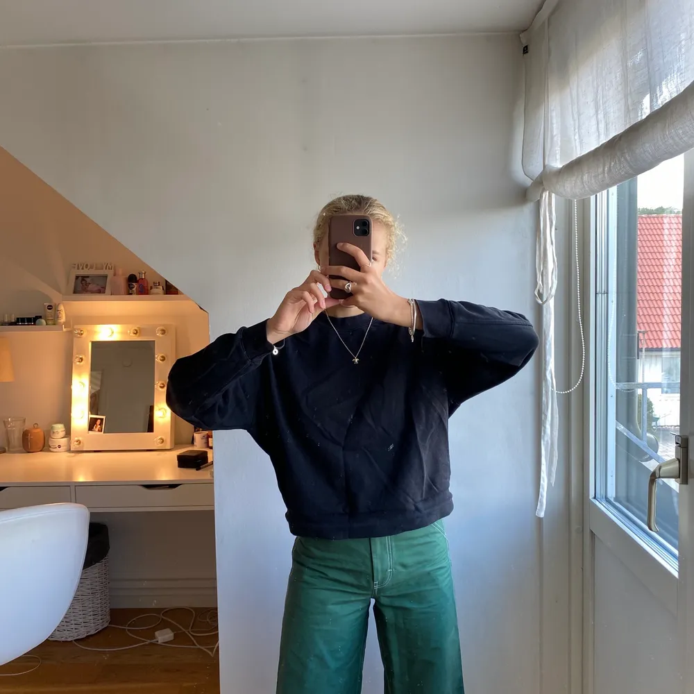 Sweatshirt från Weekday.  Svart strl XS men oversized så passar en S.  Kan mötas upp i Göteborg annars står köpare för frakt. . Tröjor & Koftor.