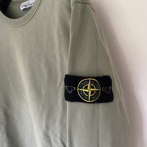 En fin stone island tröja inköpt på Nk Göteborg. Nypris 1399. Sparsamt använd tröja i fint skick. Storlek Small 